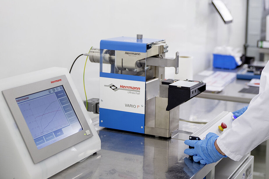 Poste de travail avec HiS VARIO P 35 et écran de contrôle en environnement de laboratoire