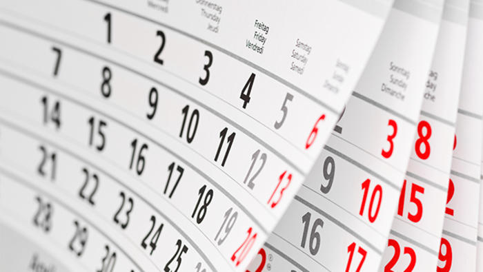 Zu sehen ist ein Wandkalender, auf dem Ausschnitte von vier Kalenderblättern abgebildet sind.