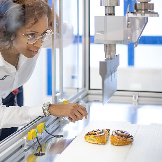 Expériences en laboratoire pour la découpe d’une brioche au pavot