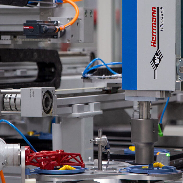 Integriertes Ultraschallschweißsystem in einer Fetigungsanlage für Medizinprodukte