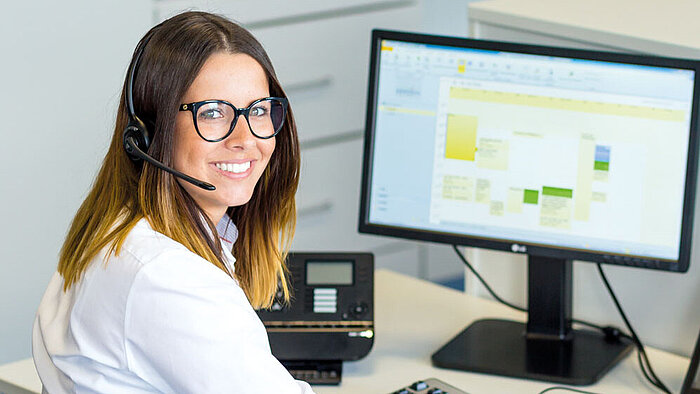 Herrmann Ultraschall employee at the PC
