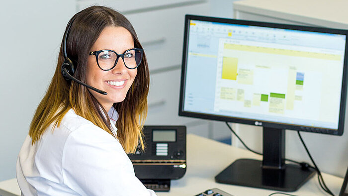 Herrmann Ultraschall employee at the PC